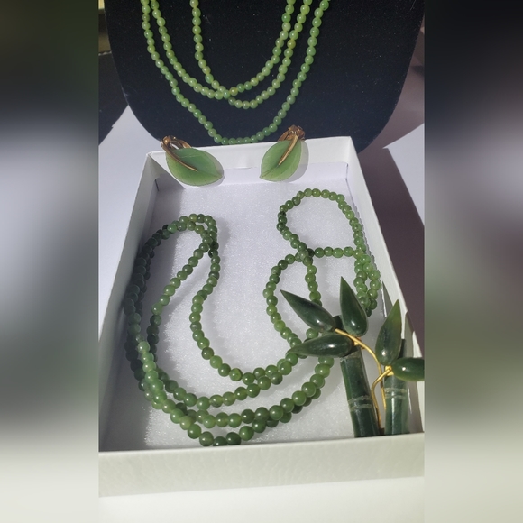 JADE Jewelry set 14k clip-on earrings, 1 brooch , 4 seperate strand necklace - Picture 7 of 15